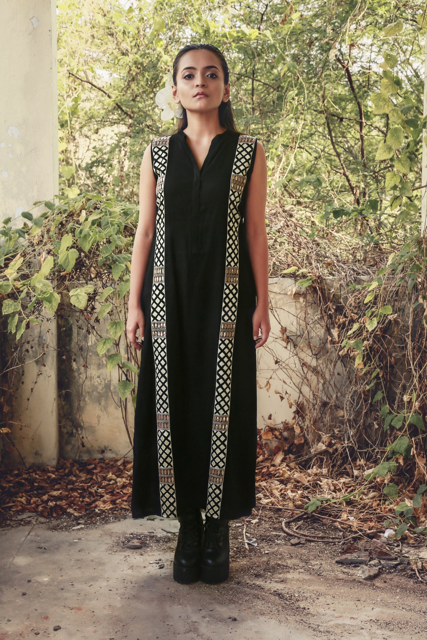 Leandra - Black hand embroidered long tunic with mandarin collar